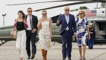 La familia de Biden lo anima a seguir en la contienda presidencial, según medios