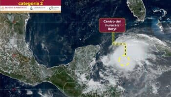 'Beryl' se degrada a huracán de categoría 2 previo a su ingreso a México