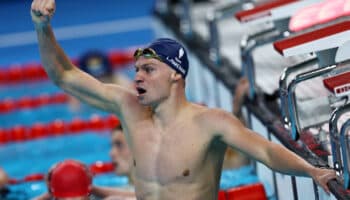 París 2024: Léon Marchand impone récord olímpico en los 400 metros estilos