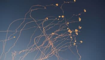 Hezbolá lanza más de 200 proyectiles contra Israel en respuesta a la muerte de uno de sus comandantes