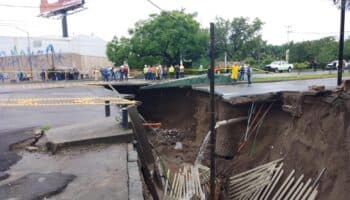 Reportan enorme socavón de 10 metros en Zapopan, Jalisco | Imágenes
