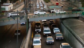 CDMX: Tráiler se atora en viaducto y genera caos vial