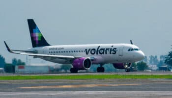 Hallan feto humano en el baño de un avión de Volaris