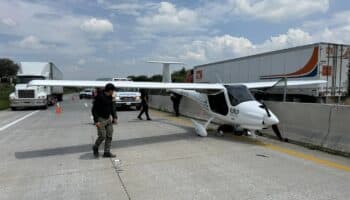 Piloto aterriza de emergencia avioneta sobre carretera en Tala, Jalisco