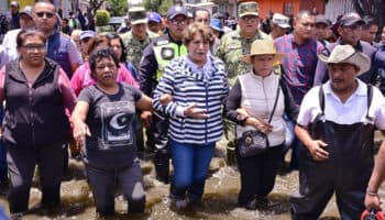 Delfina Gómez recorre zona inundada en Chalco; recibe fuertes reclamos