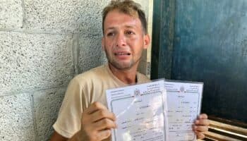 Mellizos palestinos recién nacidos mueren en ataque israelí mientras padre obtenía actas de nacimiento