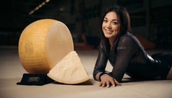 Giorgia Villa, la gimnasta olímpica que se hizo viral por posar con un gran queso