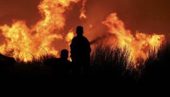 Decenas de miles de evacuados por un gran incendio que llega a las puertas de Atenas