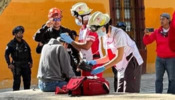 Fue a la Catedral, tembló y le cayó un pedazo de cornisa | Oaxaca