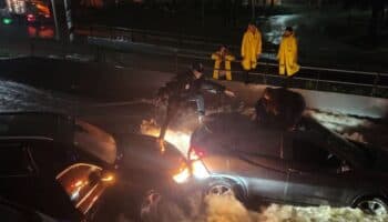 Naucalpan: Intensas lluvias provocan inundaciones y dejan vehículos varados