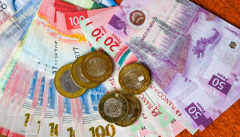 Peso sufre tercer revés mensual consecutivo; volatilidad seguirá