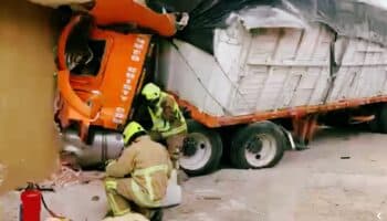 Videos | Tráiler choca contra casa en Oaxaca; hay una mujer muerta