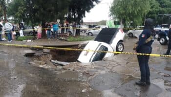 Video | Camioneta cae a socavón en Ecatepec