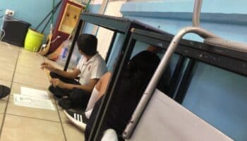 Niños se resguardan bajo escritorio tras balacera en Sinaloa