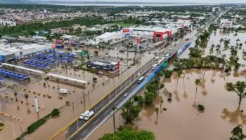 Suman 16 muertes por paso de John en México; se degrada a baja presión