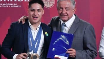 AMLO entrega estímulos económicos a medallistas olímpicos y paralímpicos participantes en París 2024