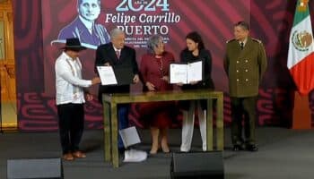 AMLO firma reformas constitucionales en su última conferencia 'mañanera' y se le caen al suelo