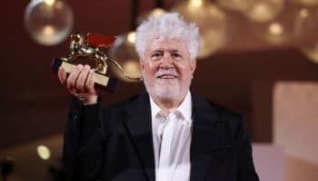 Almodóvar gana el León de Oro en el Festival de Venecia por 'La habitación de al lado'