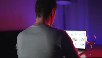 Salud mental: consumo de pornografía en menores puede desatar violencia sexual y conductas riesgosas