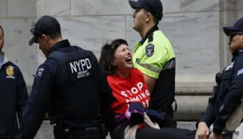 Detienen a más de 200 manifestantes propalestinos frente a Wall Street | Video