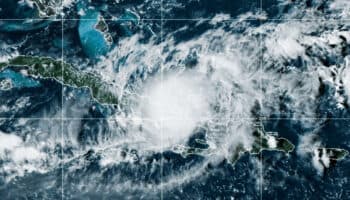 Cuba recibe impacto del huracán Oscar en medio de apagón generalizado