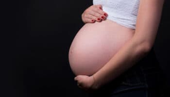 Preocupa incremento de embarazos infantiles en México: Save The Children