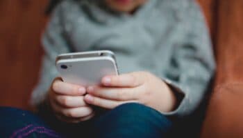 Estudio revela que los niños con control parental en celulares duermen y estudian mejor