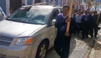 Procesión acompaña el cuerpo del párroco Marcelo Pérez con banderas de ‘Paz’