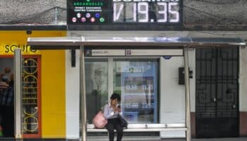 Peso mexicano frena su caída; baja de 20 pesos por dólar