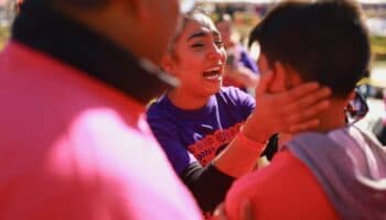 Al menos 200 familias se reúnen por minutos en frontera entre México y EU