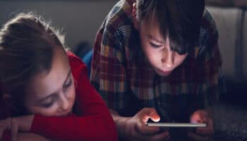 Australia revisa viabilidad tecnológica para vetar en redes sociales a menores de 16 años