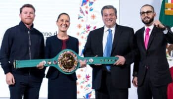 'Canelo' Álvarez y CMB entregan cinturón y 'guantes blancos de la paz' a Sheinbaum