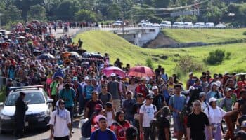 Caravana migrante denuncia cerco policial y 'trato de animales' en Chiapas