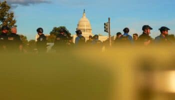Arrestan a hombre con antorcha y pistola de bengalas en el Capitolio