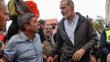 Insultan y lanzan barro a la comitiva de los reyes de España al visitar la zona afectada por la DANA | Video