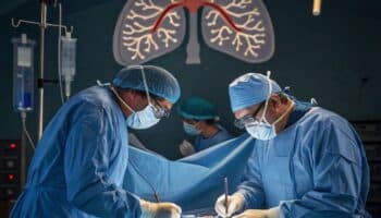 Médicos de EU realizan el primer trasplante de pulmón doble totalmente robótico del mundo