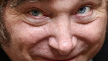 Un año de Milei: Menos inflación y más pobres en Argentina