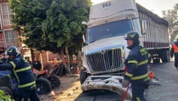Camión de basura se estrella con local y deja dos heridos en Iztapalapa