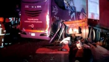 Autobús que viajaba de la CDMX a Xalapa choca y deja siete muertos