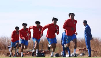 Roban auto a dos jugadores de Chivas