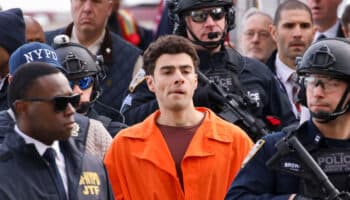 Luigi Mangione enfrentaría pena de muerte; llega a NY en fuerte operativo
