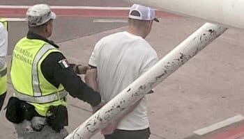 Reportan que pasajero que intentó desviar avión de Volaris provocó choque de la patrulla que lo transportaba