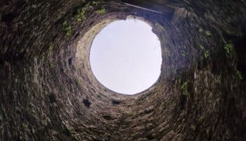 Niña de 3 años lleva atrapada 72 horas en un pozo en la India