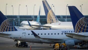 Encuentran un cadáver en el hueco de la rueda de un avión de United Airlines