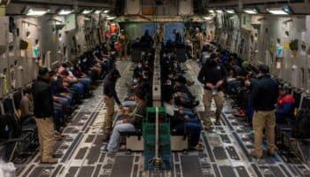 ¿Más que primera clase? Esto cuestan los vuelos militares de deportación de Trump