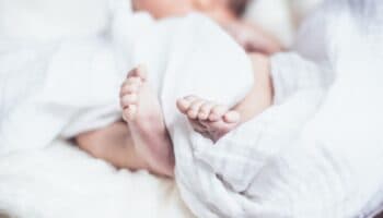 Edomex | Captan momento en que joven abandona a un bebé en una bolsa de basura