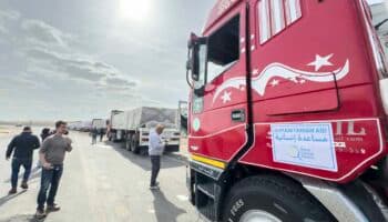 Camiones con ayuda humanitaria entran en Gaza a través de la frontera egipcia