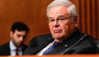 Dan 11 años de cárcel al exsenador demócrata Bob Menendez por aceptar sobornos