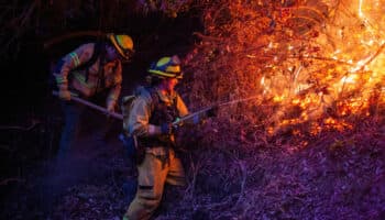 Los Ángeles lucha por frenar incendios ante retorno de fuertes vientos, reportan 24 muertos