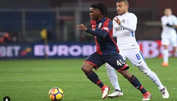 Así bajó la policía italiana a golpes a futbolista belga de avión en Roma | Video